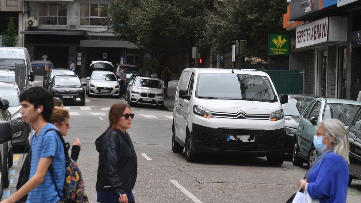 Vehículos en doble fila, en la calle Betanzos. |   // VÍCTOR ECHAVE