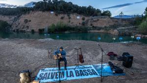 L’acampada per salvar la bassa de Llinars obliga el Govern a canviar d’opinió