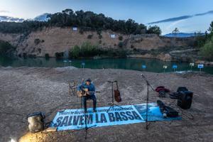 L’acampada per salvar la bassa de Llinars obliga el Govern a canviar d’opinió