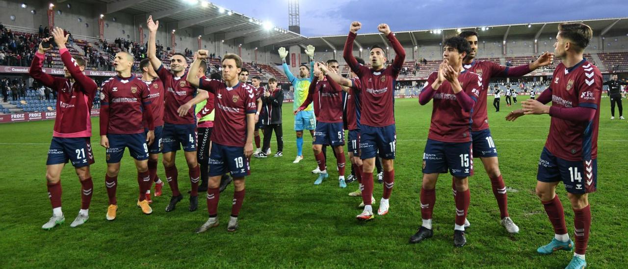 Los jugadores del Pontevedra, celebrando la victoria con la hinchada granate.