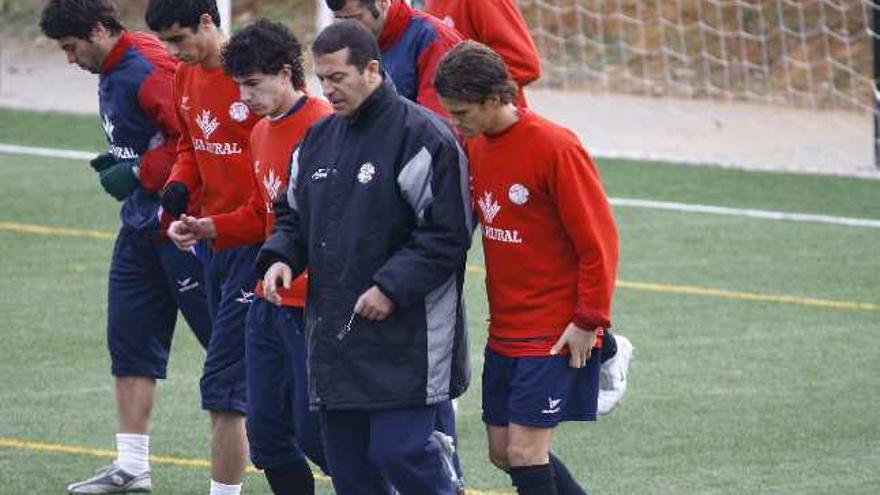 Tomé conversa con Sergio Torres durante un entrenamiento