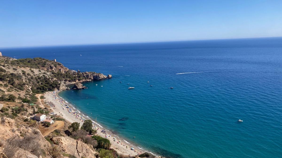Actividad náutica frente a la playa del  Cañuelo, una de las más  visitadas del paraje.
