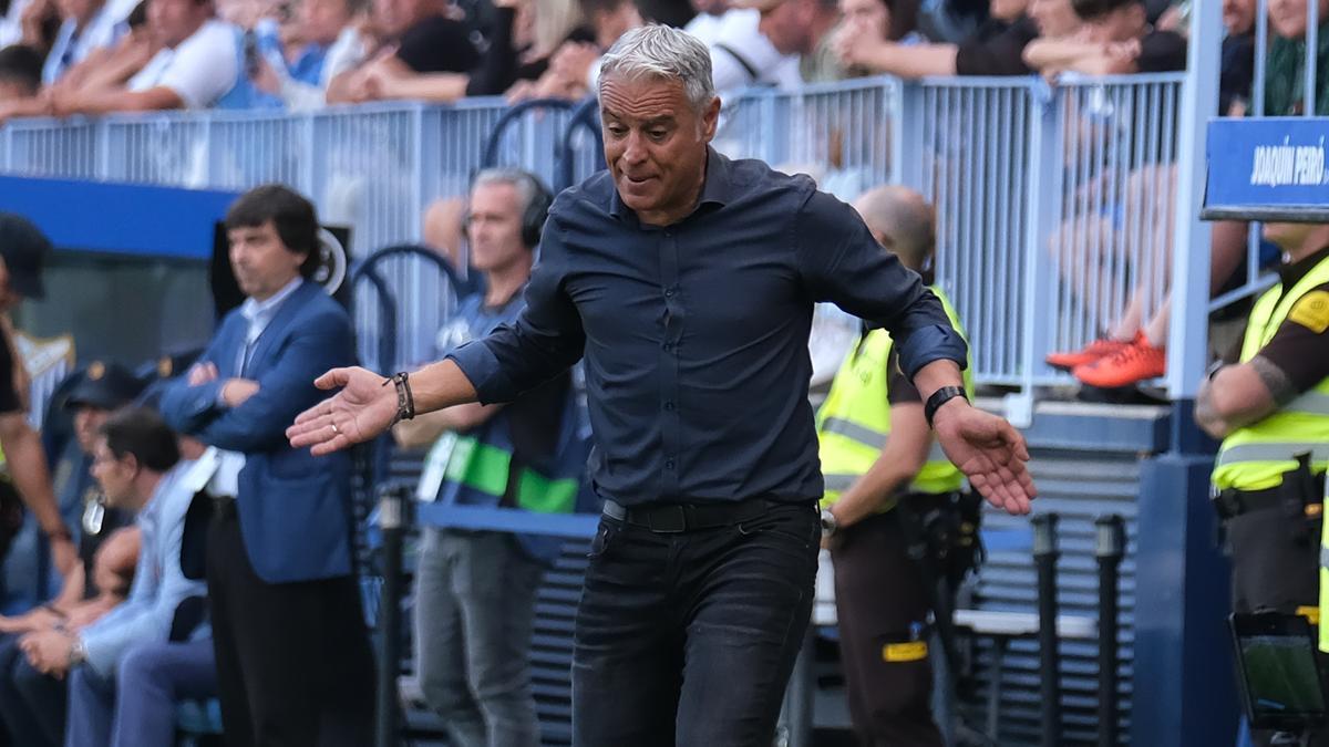 Sergio Pellicer, entrenador del Málaga CF, en el partido ante el Ibiza.