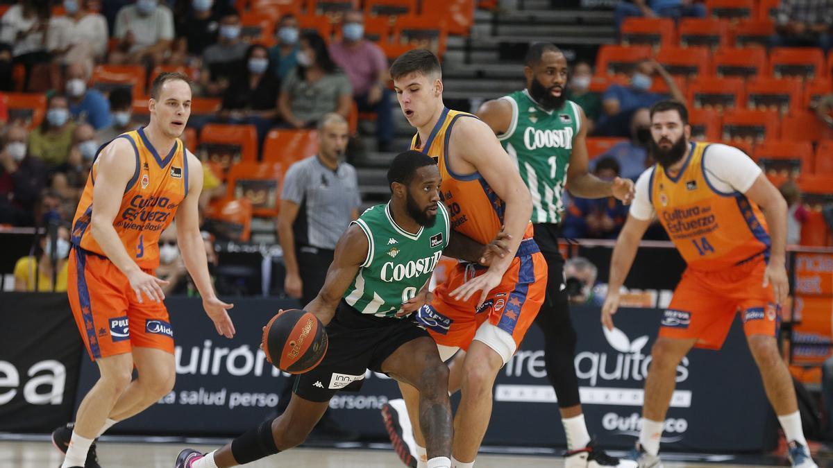 Partido Valencia Basket - Coosur Real Betis en La Fonteta