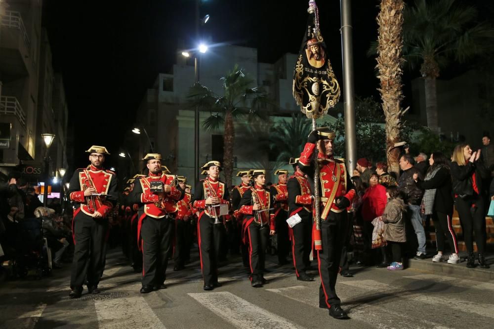 Miles de personas contemplaron el paso de las imágenes de las seis cofradías que participan en Lunes Santo