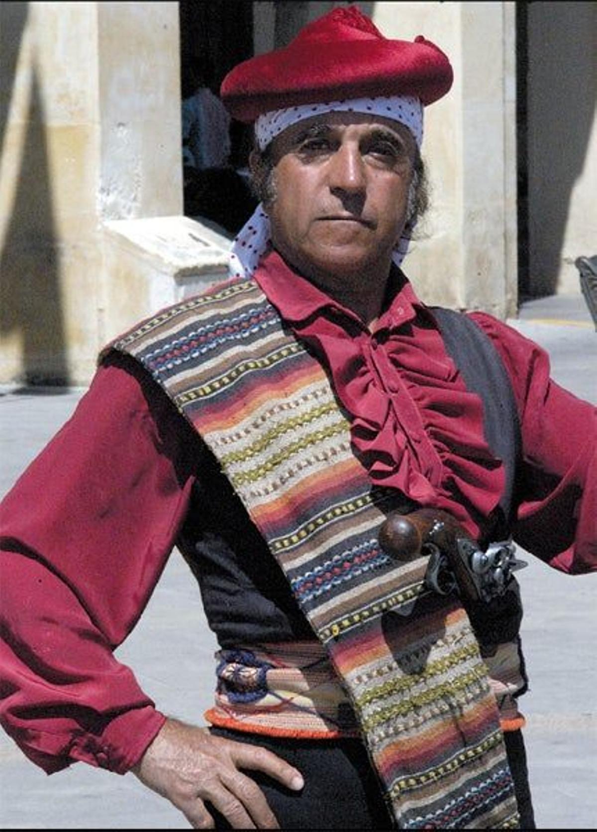 Hombre ataviado de bandolero, uno de los reclamos turísticos de la serranía malagueña.