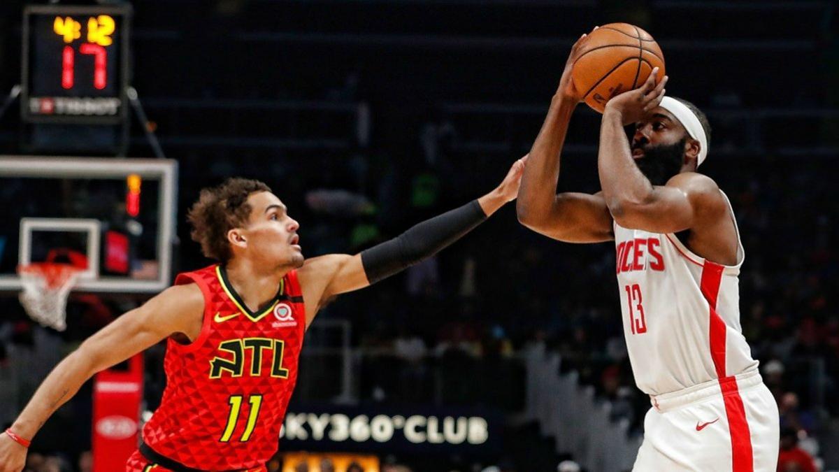 James Harden lanza un tiro en el partido entre los Rockets y los Hawks