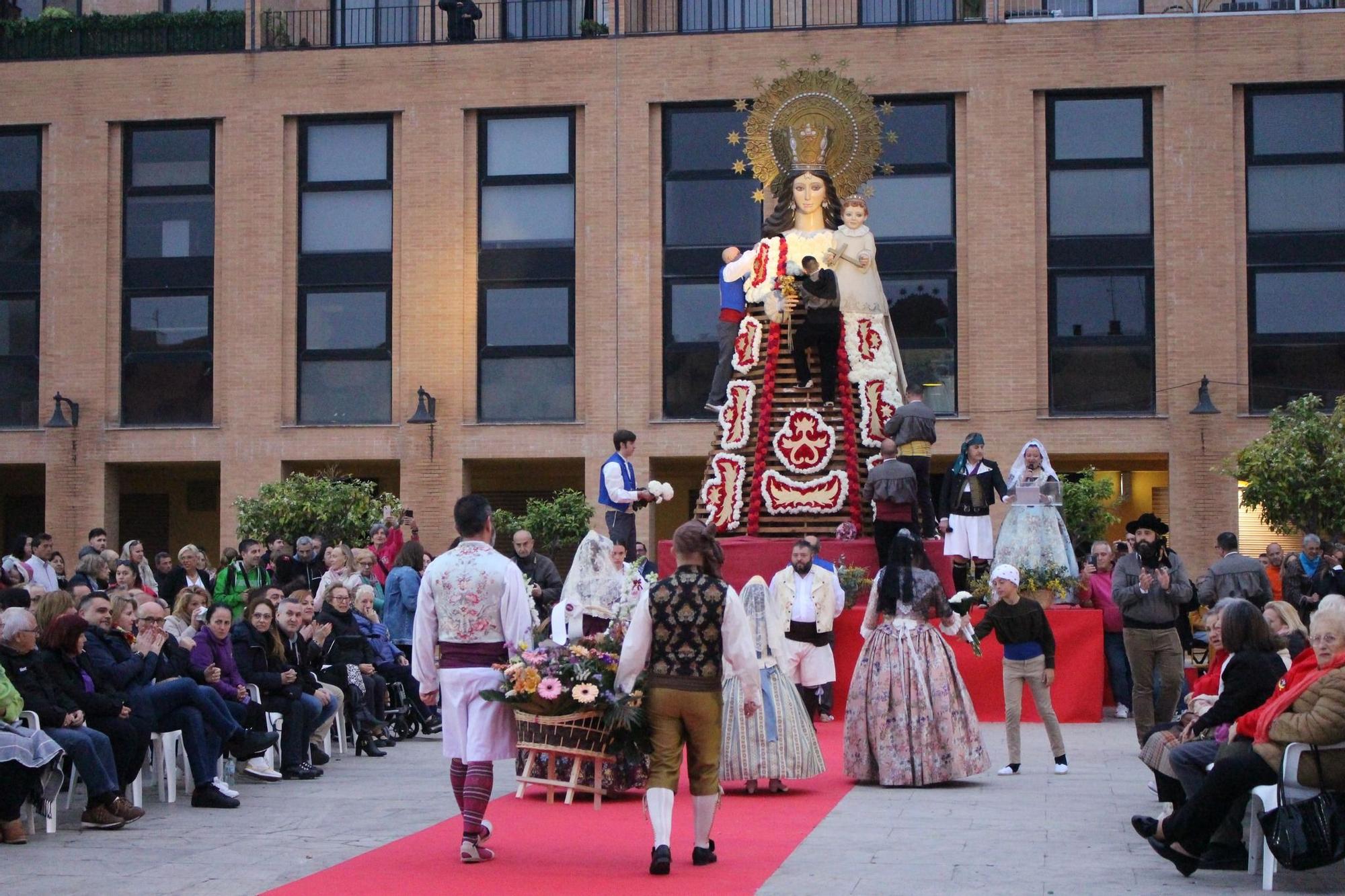 Ofrenda a la Virgen en Catarroja