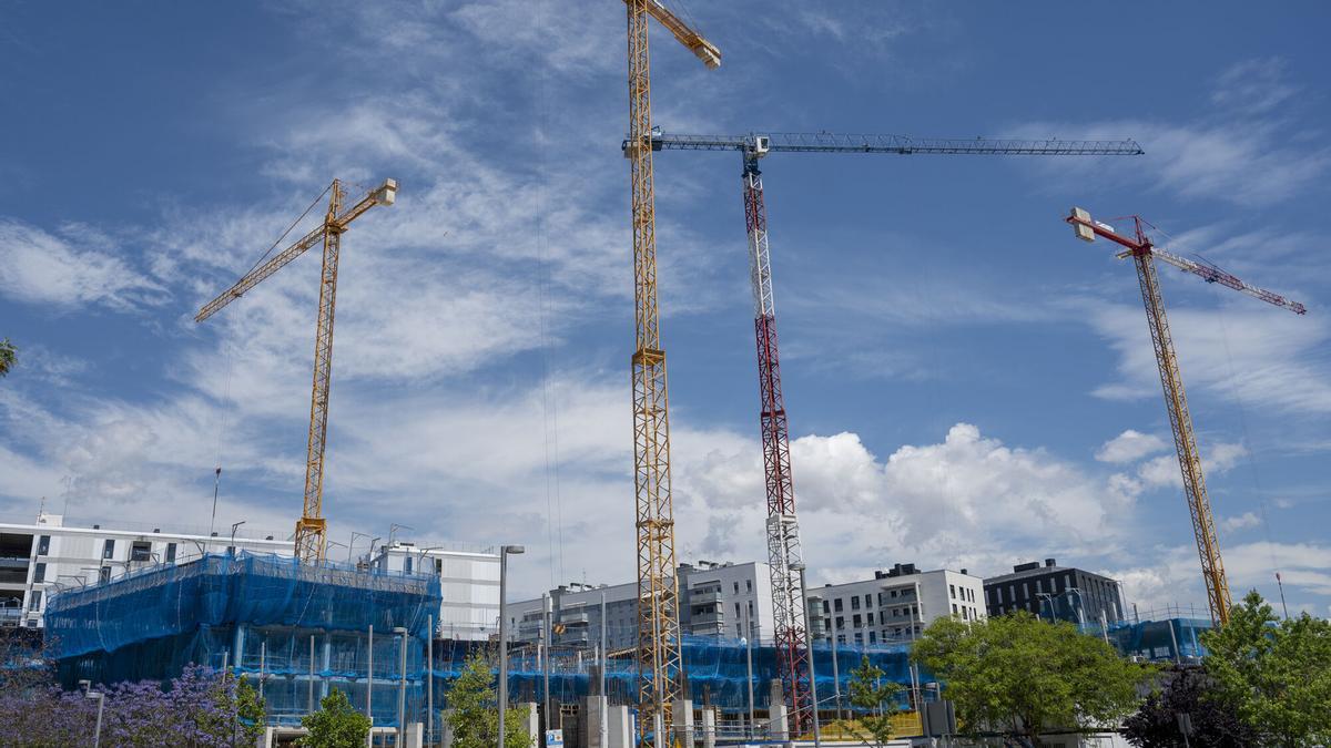 Construcción de pisos en el barrio de la Marina del Prat Vermell.