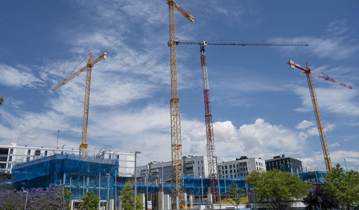 Barcelona 20.05.2024. Barcelona. Construcción de pisos en el barrio de la Marina del Prat Vermell. Fotografía de Jordi Cotrina
