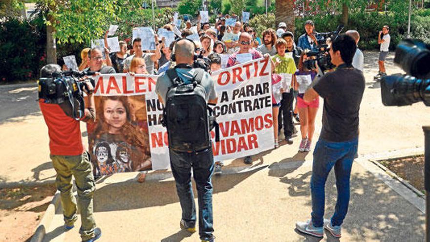 Una treintena de personas recorrió ayer el trayecto que realizó Malén Ortiz cuando desapareció hace medio año en Son Ferrer.