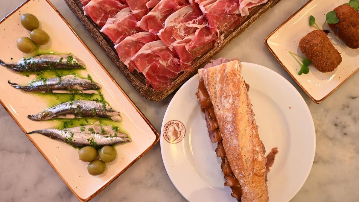 Jamón, croquetas, boquerones y la flauta de rosbif de Casa Alfonso.