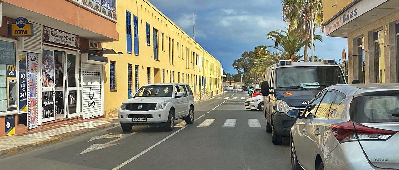 Un furgón de la Policía Nacional frente a una peluquería de Arguineguín donde se produjo uno de los registros. | | LP/DLP