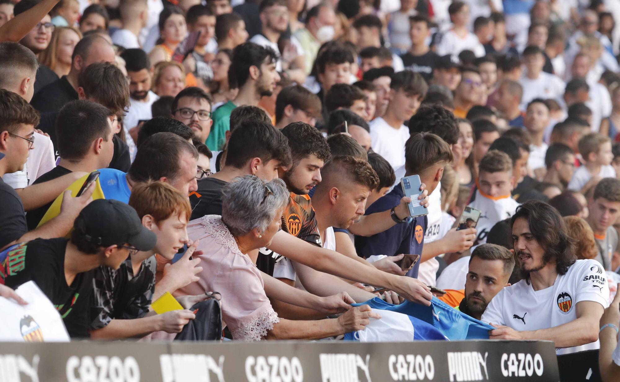 'Cavanimanía': Locura de la afición para dar la bienvenida a los fichajes del Valencia