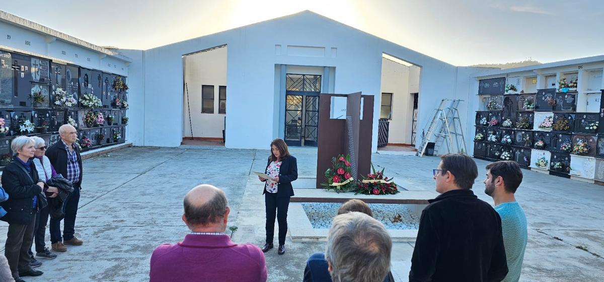 La alcaldesa lee el manifiesto.