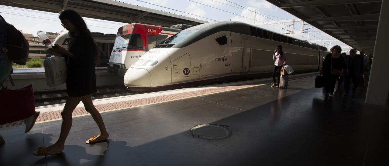 LLegada de un tren de alta velocidad a la estación de Chamartín.