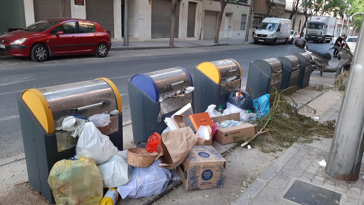 Acumulación de residuos fuera de los contenedores soterrados.