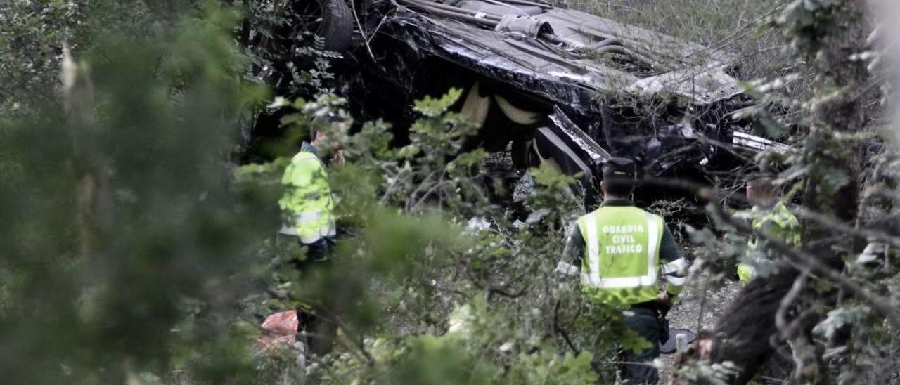 El BMW descapotable que arrolló a un motorista y se salió de la autovía de Andratx quedó volcado la tarde del pasado 16 de abril.