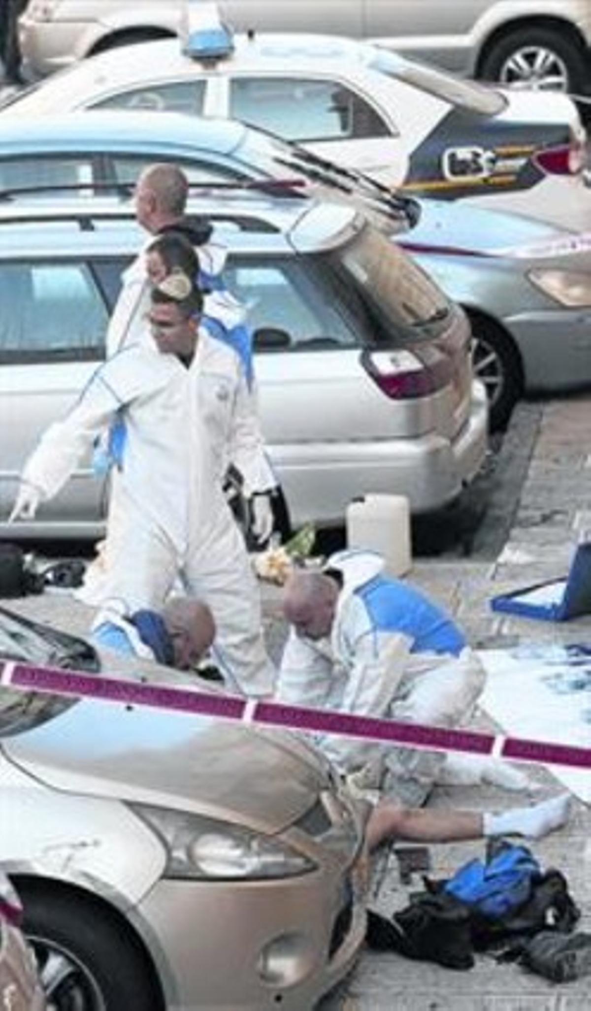 Un israelià ferit en l’atemptat és atès pels equips sanitaris. Un israelià ferit en l’atemptat és atès pels equips sanitaris.