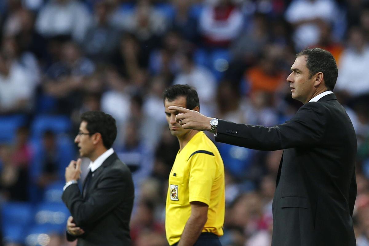 El entrenador del Getafe Pablo Franco da instrucciones a sus jugadores durante al partido correspondiente a la trigesimo octava, y última, jornada de Liga disputado frente al Real Madrid en el estadio Santiago Bernabéu en Madrid