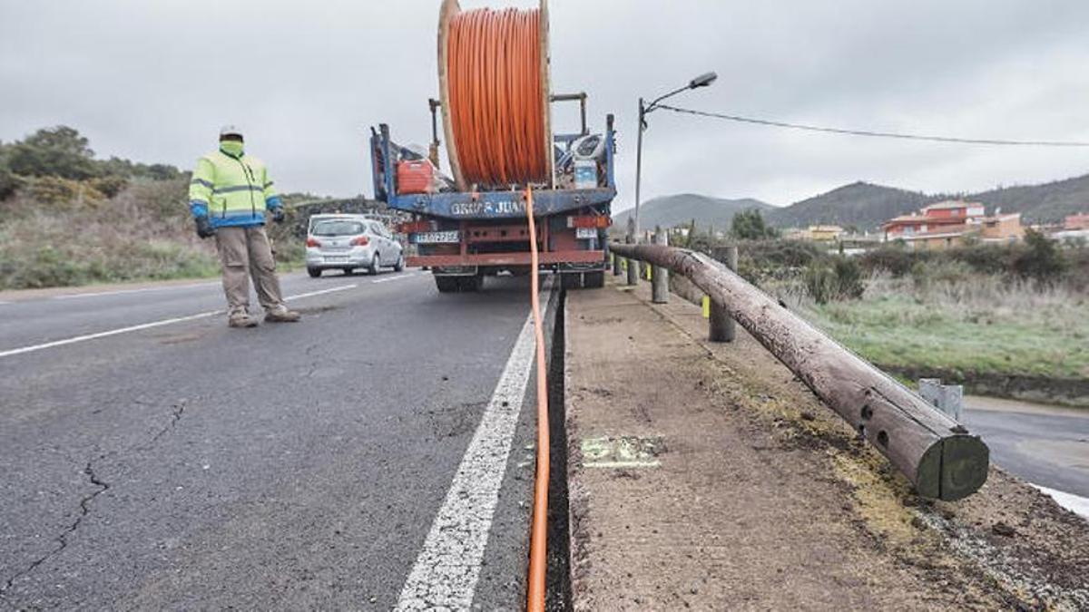 Trabajos para instalar fibra óptica en la Isla.