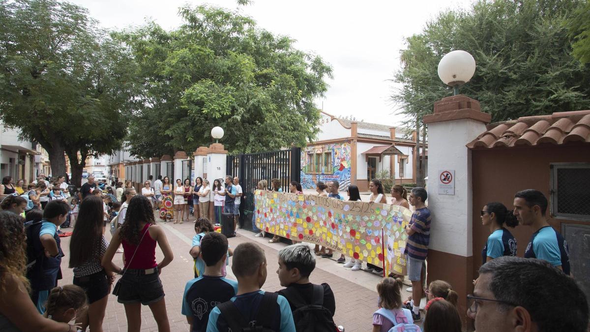 Protesta de la comunidad educativa a las puertas del CEIP Les Comes de l'Alcúdia, en imagen de archivo.