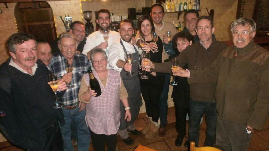 González Sotres (con mandil), festejando la estrella con su familia y clientes ayer por la noche en Pancar. e. g. cea