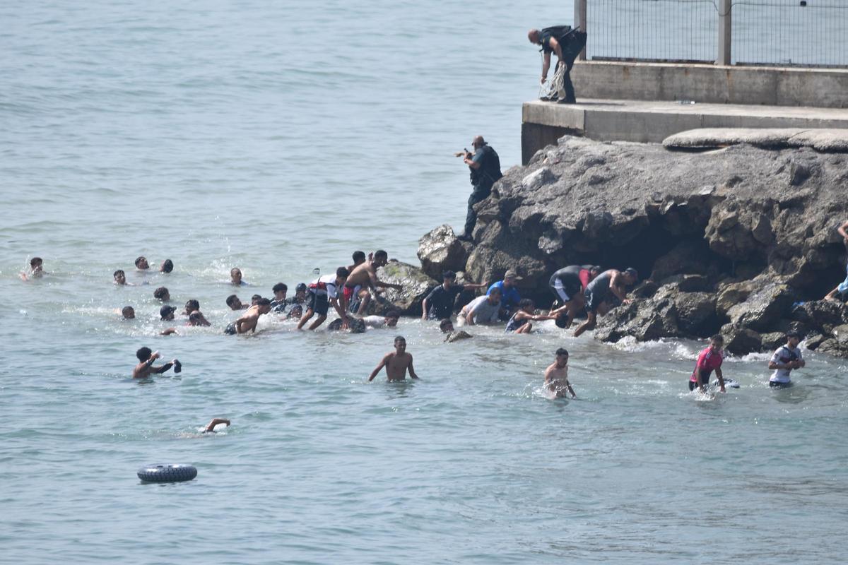 Cientos de migrantes cruzan la frontera y llegan a nado a Ceuta