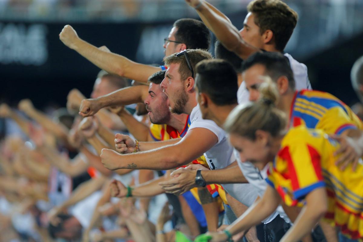 Aficionados del Valencia CF celebran un gol.