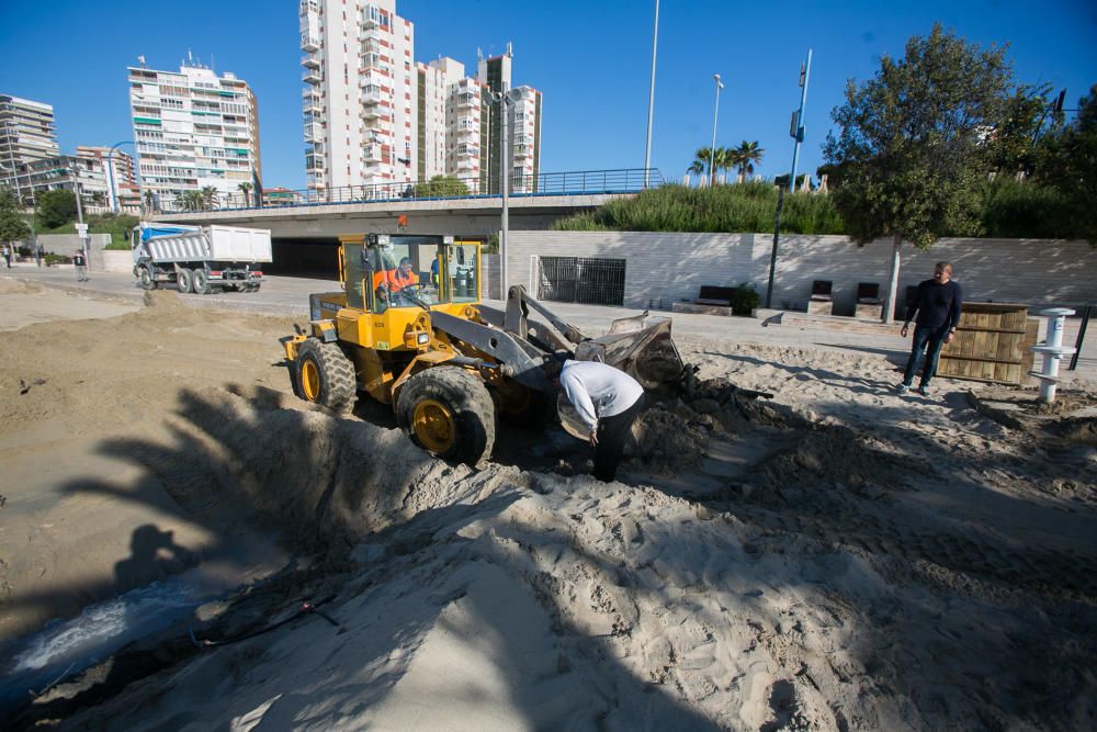 Suciedad en la playa de la Albufereta tras la riada