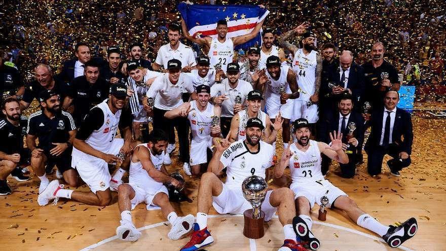 Los jugadores y técnicos del Real Madrid celebran el título, ayer, en el Palau. // Efe