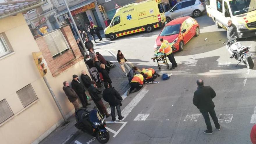 Xoc entre un turisme i una moto a Manresa