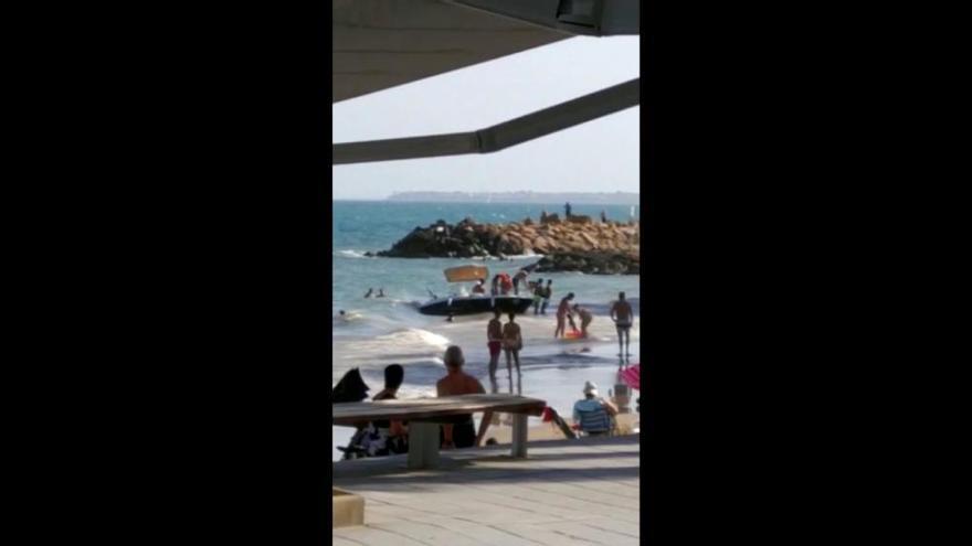 Una embarcación de recreo encalla en plena playa del Cura de Torrevieja