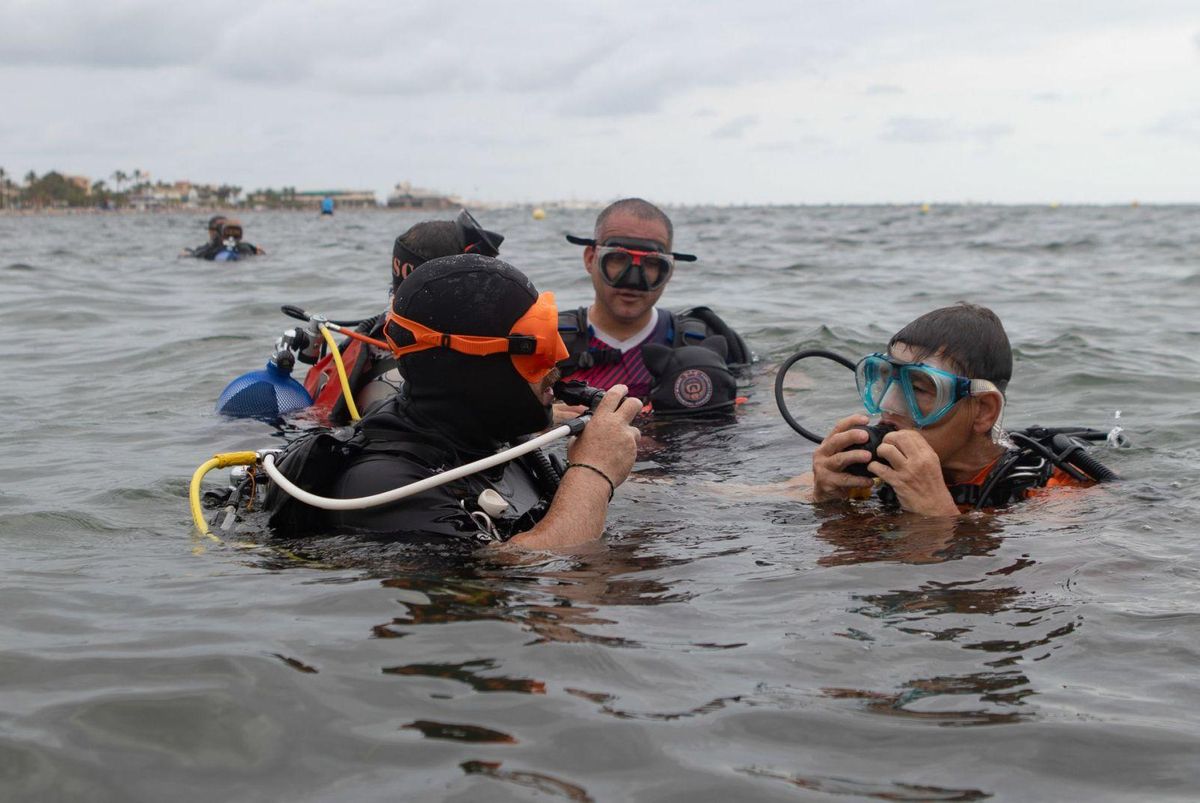 Los submarinistas se
preparan para la inmersión. | LOYOLA PÉREZ DE VILLEGAS