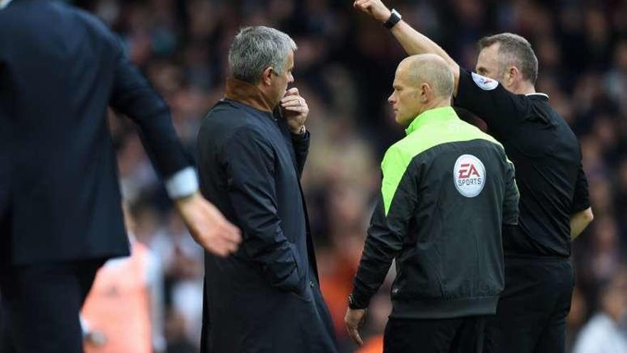 José Mourinho, en el momento de ser expulsado. // Reuters