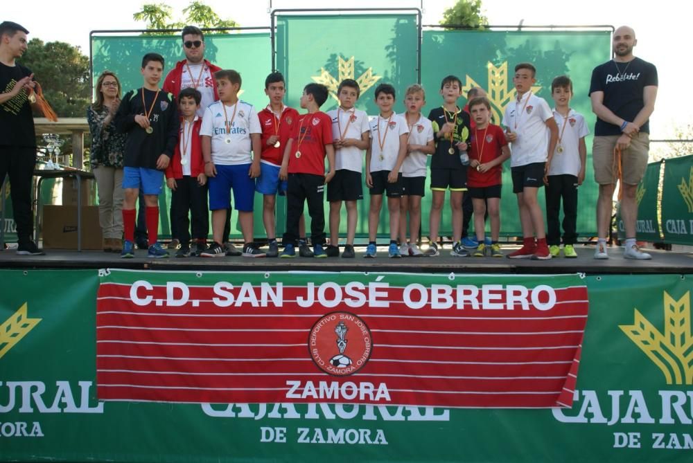 Los jugadores recogen sus medallas y trofeos.