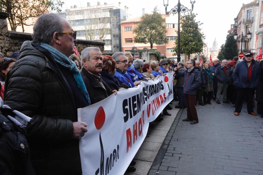 Manifestación de los jubilados frente a la sede de la Seguridad Social