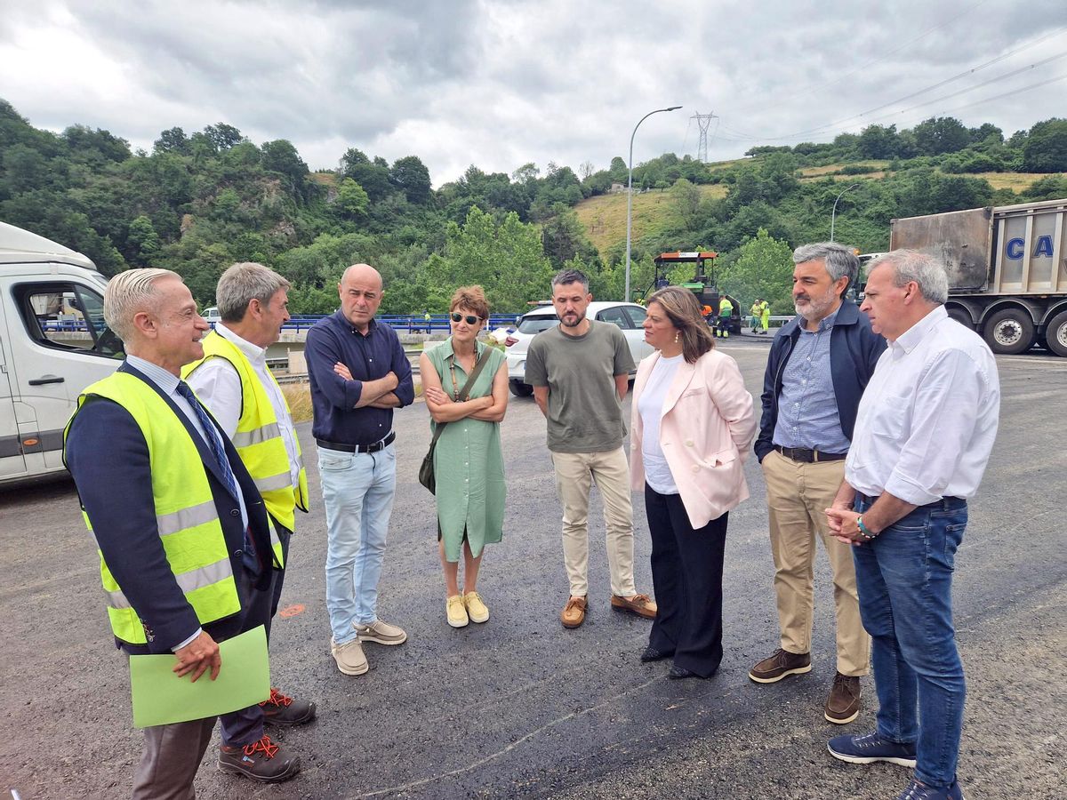 a vicepresidenta Gimena Llamedo, el consejero Alejandro Calvo, el viceconsejero Jorge García y el alcalde Emilio García Longo, este jueves, durante la visita a las obras de la nueva glorieta, junto a responsables de la empresa adjudicataria y técnicos de la consejería.