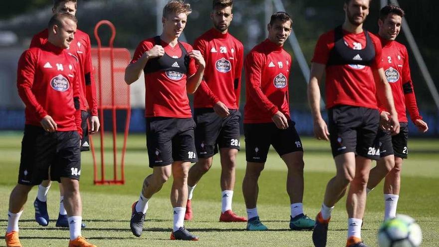 Daniel Wass, en el centro de la imagen, entre Brais Méndez y Jonny, durante el entrenamiento celebrado ayer en A Madroa. // Ricardo Grobas