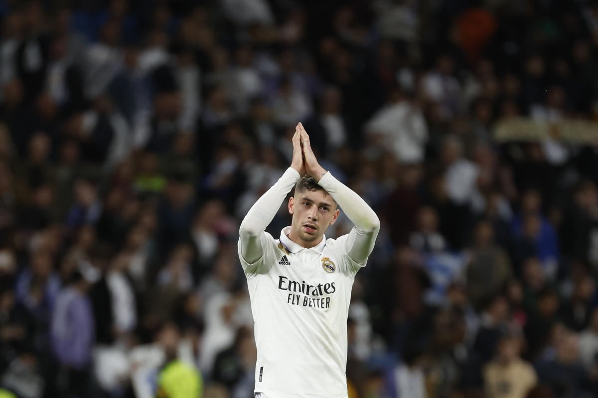 Fede Valverde, jugador del Real Madrid, recibe una ovación en el Bernabéu tras la ida de cuartos en Champions.