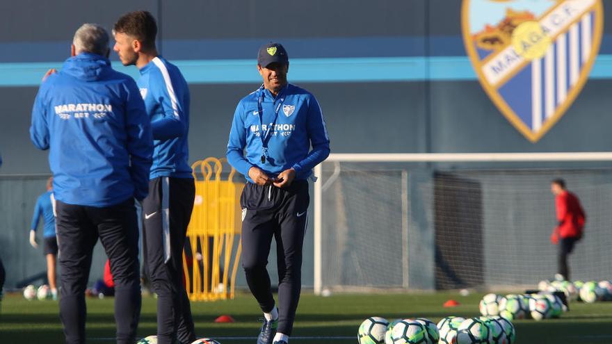 José González se puso manos a la obra con su equipo de trabajo para preparar el partido del domingo