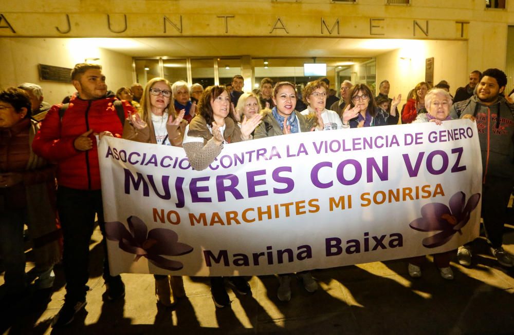 Más de 350 personas en la plaza del Ayuntamiento de Benidorm