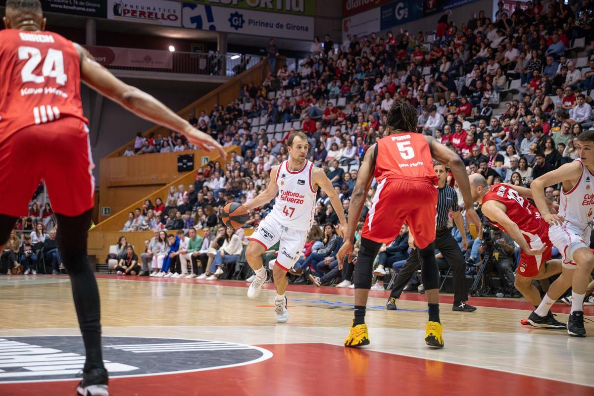 Kevin Pangos, inspirado en el tiro exterior con cuatro triples antes del descanso