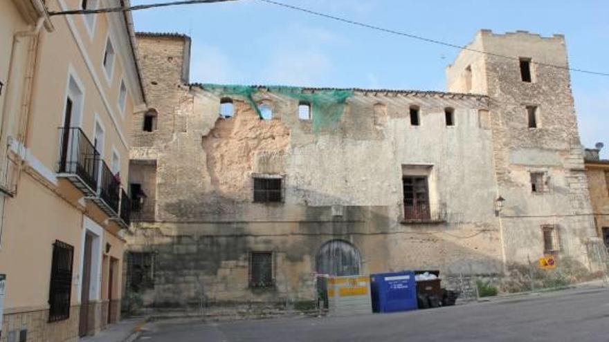 Benisuera alerta del peligro de derrumbe del castillo que un banco ha puesto en venta