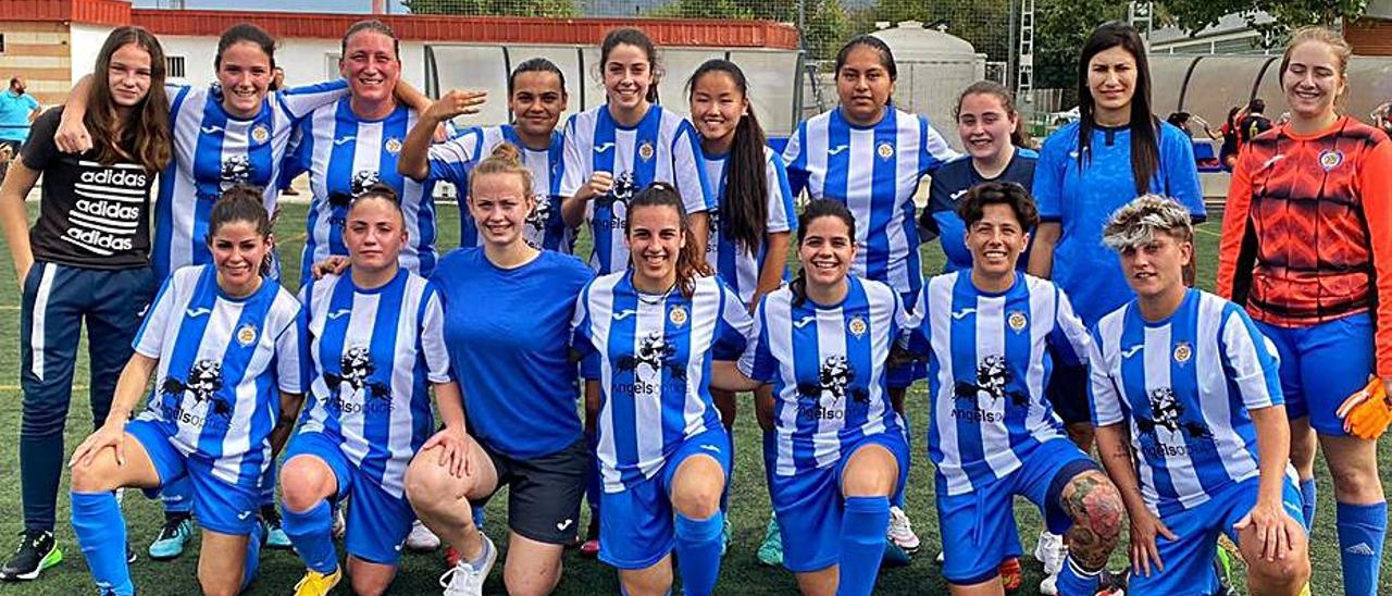 Las chicas del CF Gandia tras su triunfo en Xàtiva. | CF GANDIA