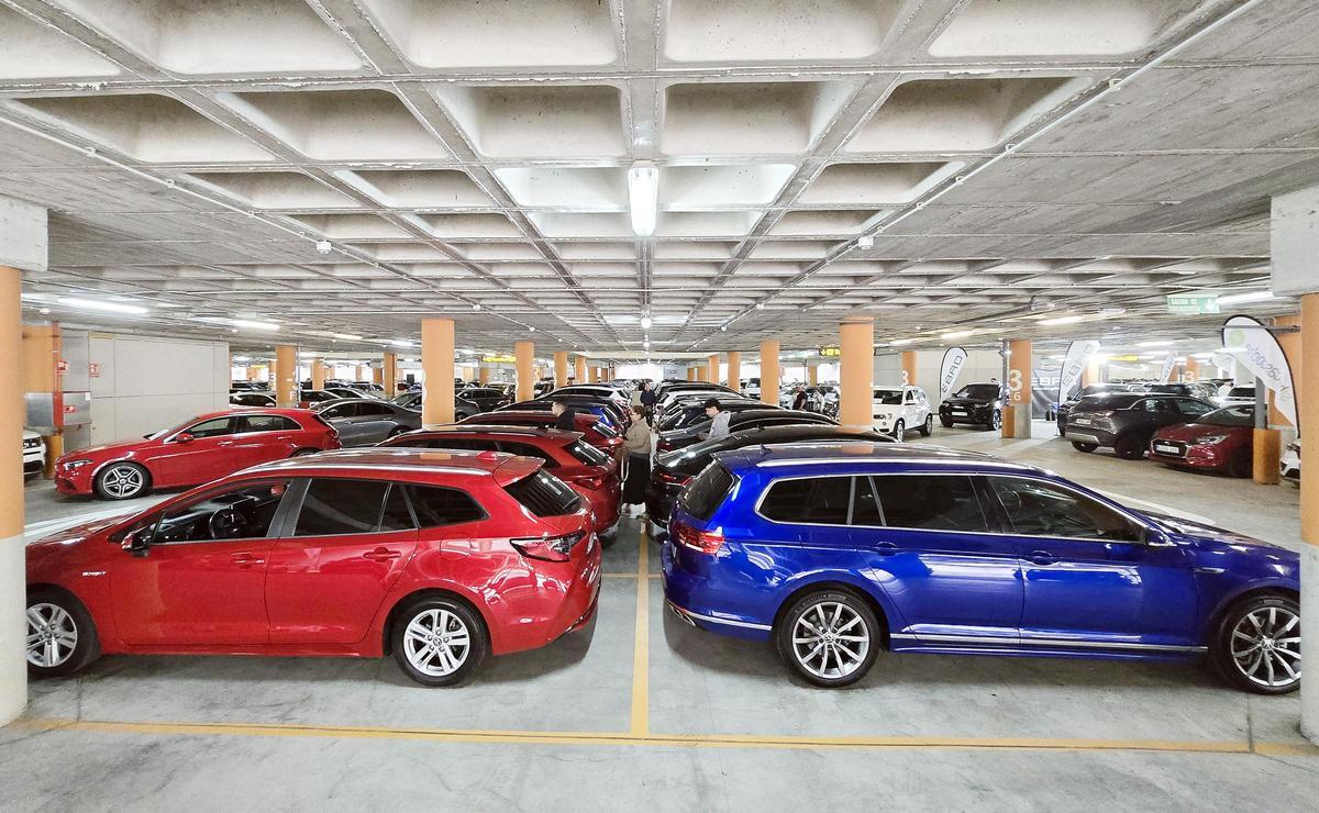 Algunos de los vehículos de la feria de ocasión, en el parking -3 del aeropuerto de Peinador