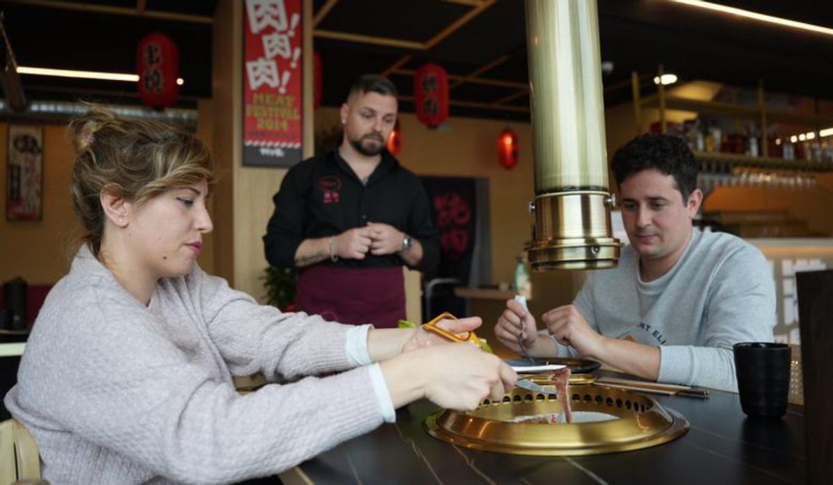 Un grupo de clientes en Yakimanzi.