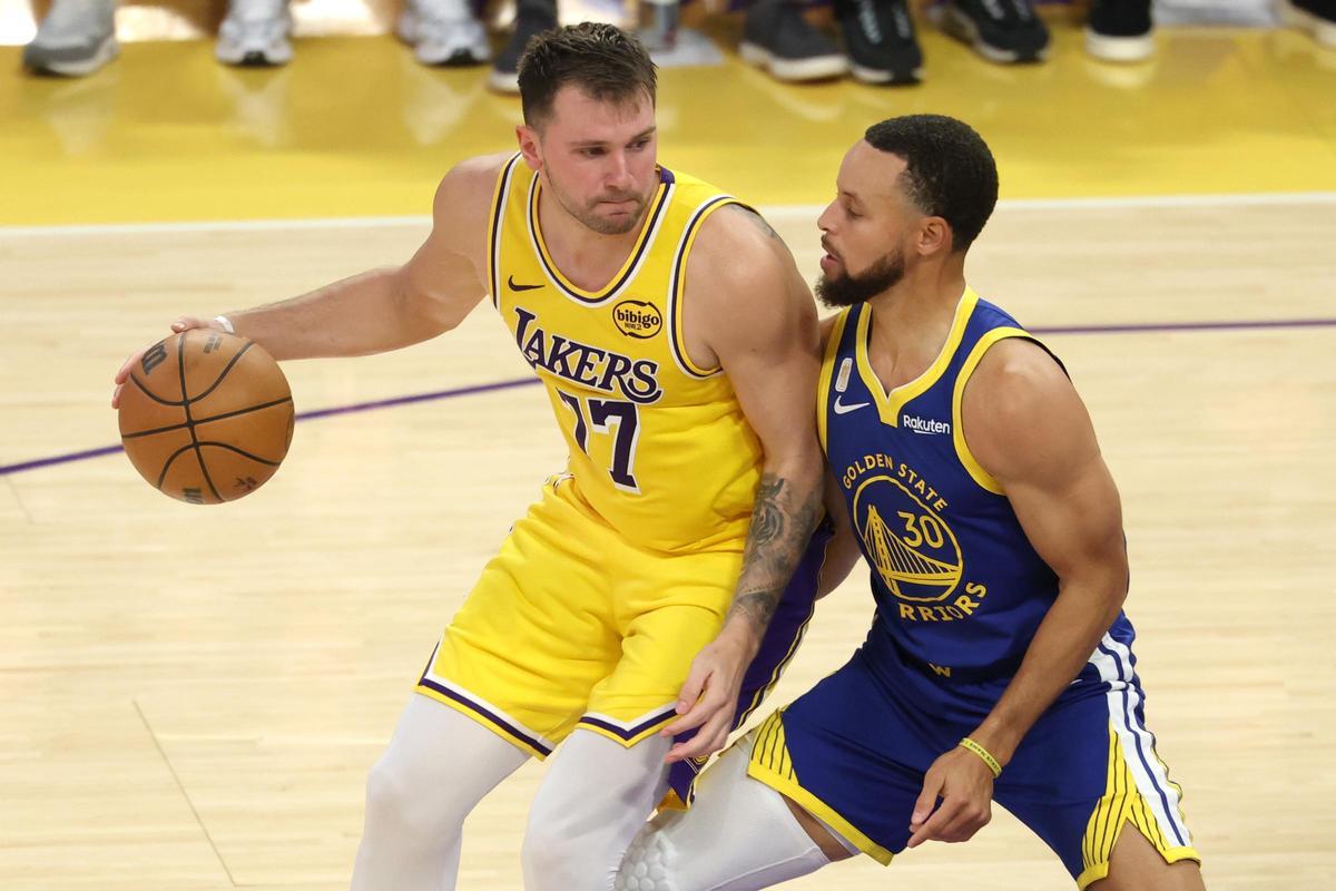 Doncic, defendido por Curry, en un partido de la NBA.