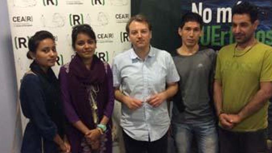 El coordinador de CEAR, Jaume Durà, junto a varios refugiados.