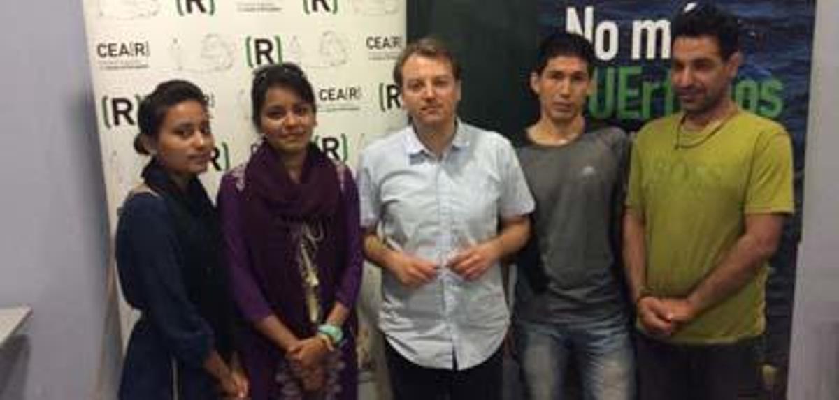 El coordinador de CEAR, Jaume Durà, junto a varios refugiados.